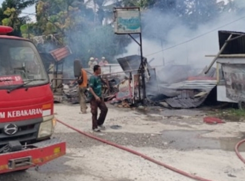 Kebakaran di Rumbai Barat Hanguskan Tiga Kios Semi Permanen, Seorang Perempuan Terluka