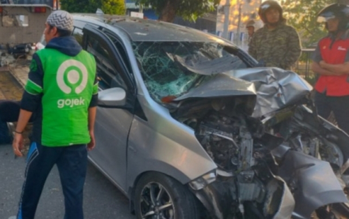 Kecelakaan Tunggal di Jalan Sudirman Pekanbaru, Toyota Calya Tabrak Pohon, Tiga Orang Terluka