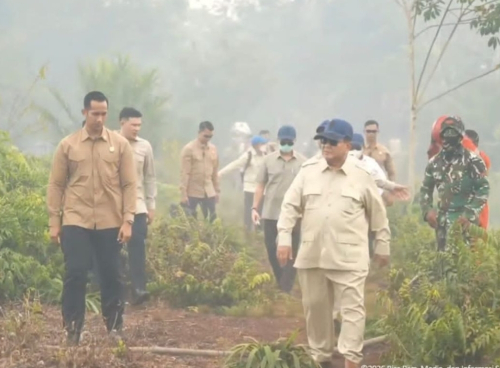 Di Tengah Asap Karhutla Kubu Raya, Prabowo Turun Langsung ke Lapangan