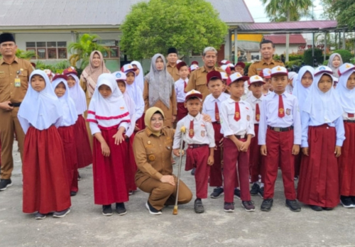 Hari Pertama Sekolah, Bupati Siak Afni Jemput Siswa dan Bagi-bagi Seragam Gratis