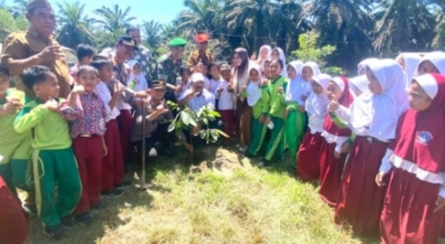 Sosialisasi Green Policing ke Murid SDN 017 Kampar, Polsek Tambang dan PT Tasma Puja Ajak Anak-anak Cintai Lingkungan