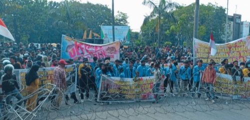 Kepung DPRD Riau, Ribuan Mahasiswa Tuntut Pembentukan Pansus Defisit Anggaran 2024