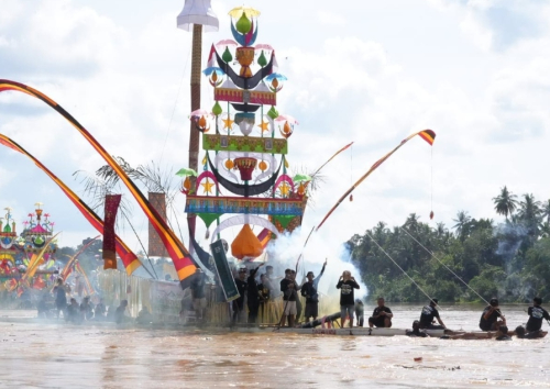 Insiden Pilu Dibalik Meriahnya Festival Perahu Baganduang Kuansing, Jari Pelajar Putus Akibat Ledakan Petasan
