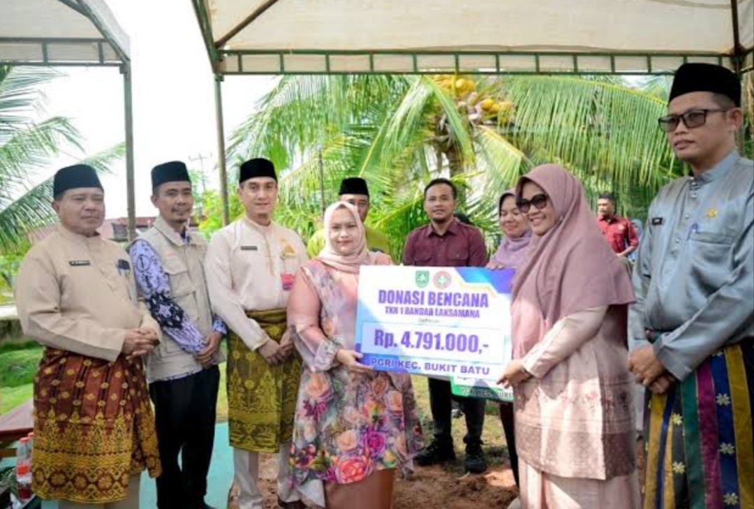 Bupati Kasmarni Serahkan Bantuan bagi Korban Puting Beliung di Desa Api-Api