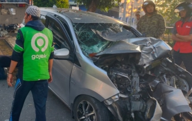Kecelakaan Tunggal di Jalan Sudirman Pekanbaru, Toyota Calya Tabrak Pohon, Tiga Orang Terluka