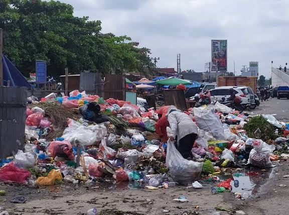 Pekanbaru Darurat Sampah, Bau Busuk Hingga Berserakan di Jalan