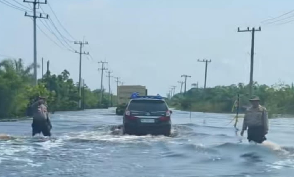 Banjir Jalintim Km 83 Palalawan Masih Tinggi, Pengendara Diimbau Ikuti Arahan Petugas