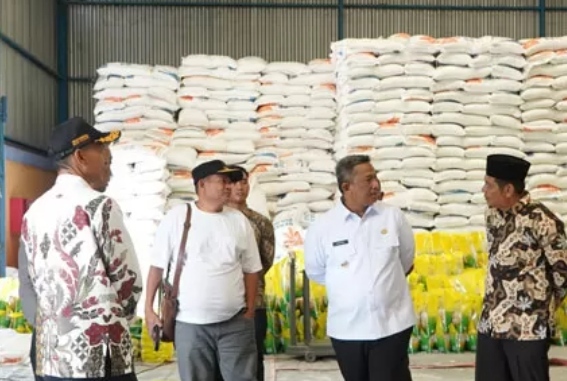 Pastikan Kebutuhan Pokok di Rohul Aman, Bupati Anton Sidak Gudang Bulog dan Pasar