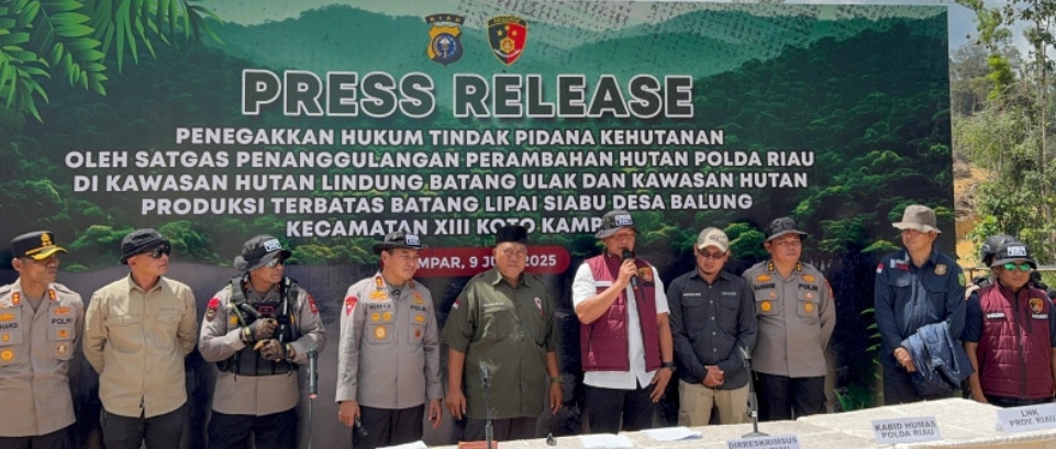 Polda Riau Tangkap Empat Orang Perambah Hutan Lindung di Desa Balung Kampar