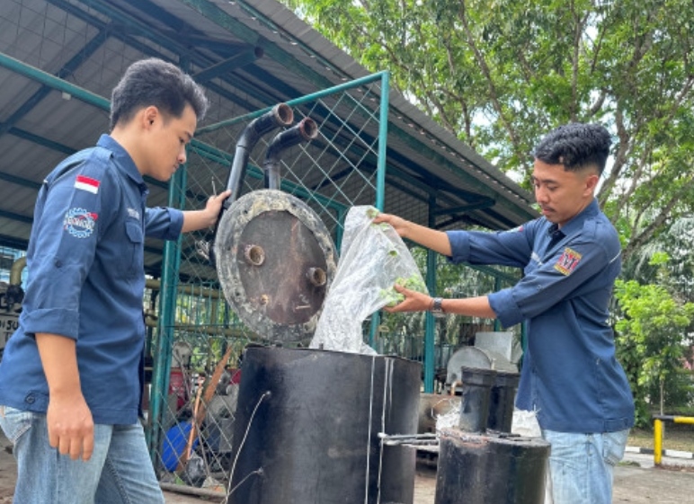 Kreativitas Mahasiswa PCR, Sampah Plastik Disulap Jadi Bahan Bakar Alternatif !