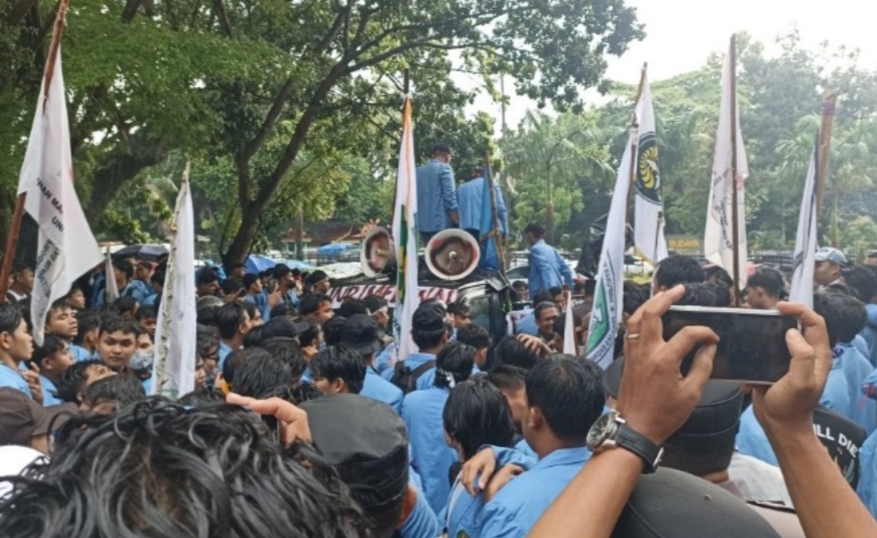 Demo di DPRD Riau, Mahasiswa Unri Desak Reformasi TNI-Polri