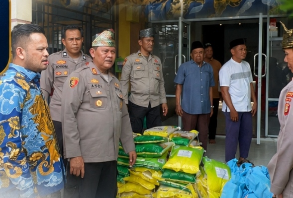 Komitmen Sisihkan 10% Benefit Perusahaan: PT GPRJ dan Polsek Kampar Salurkan 70 Paket Sembako Di Dua Desa