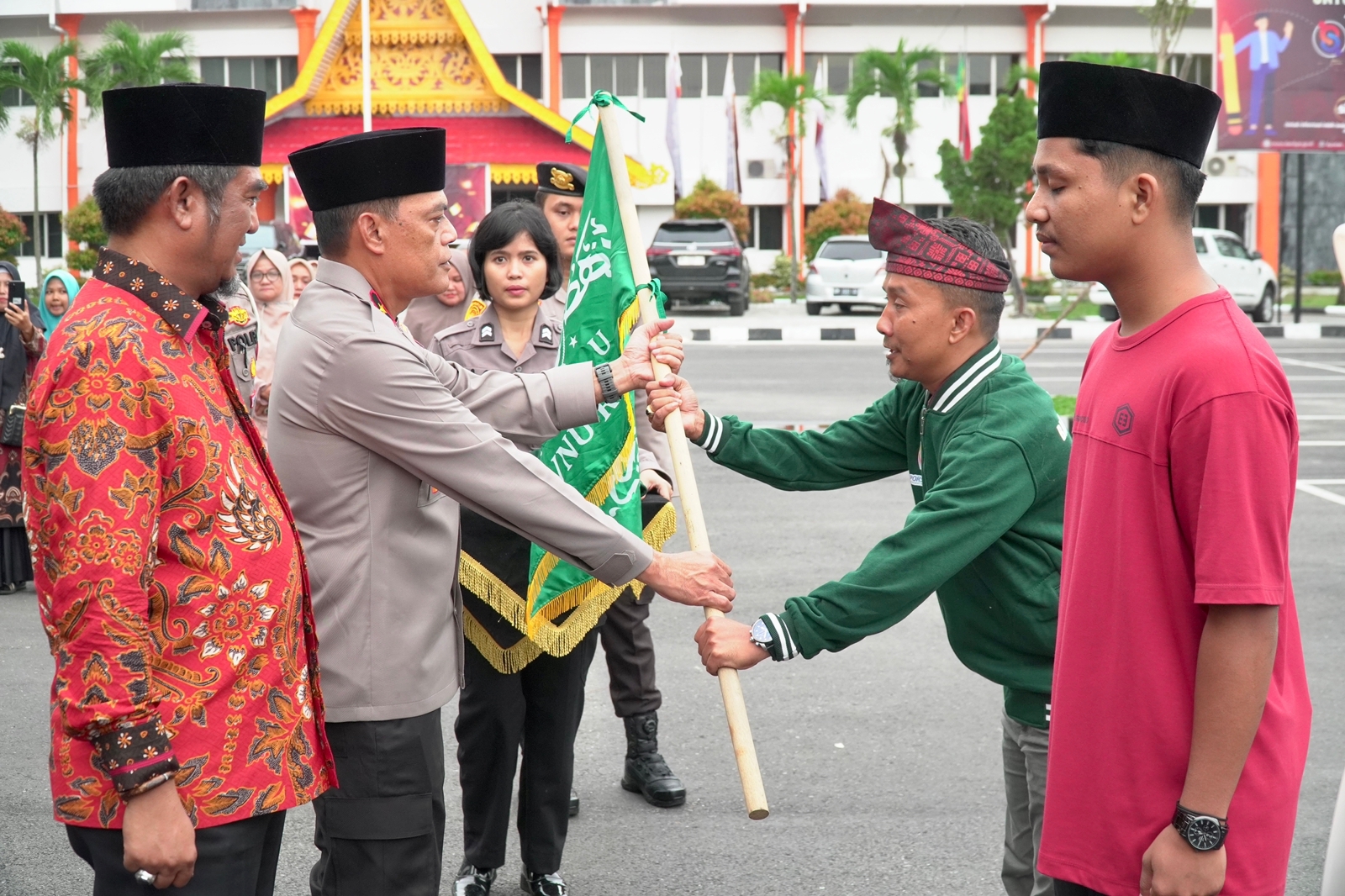 Wakapolda Riau dan Ketua PWNU Lepas 82 Kontingen ikut Porseni NU di Solo